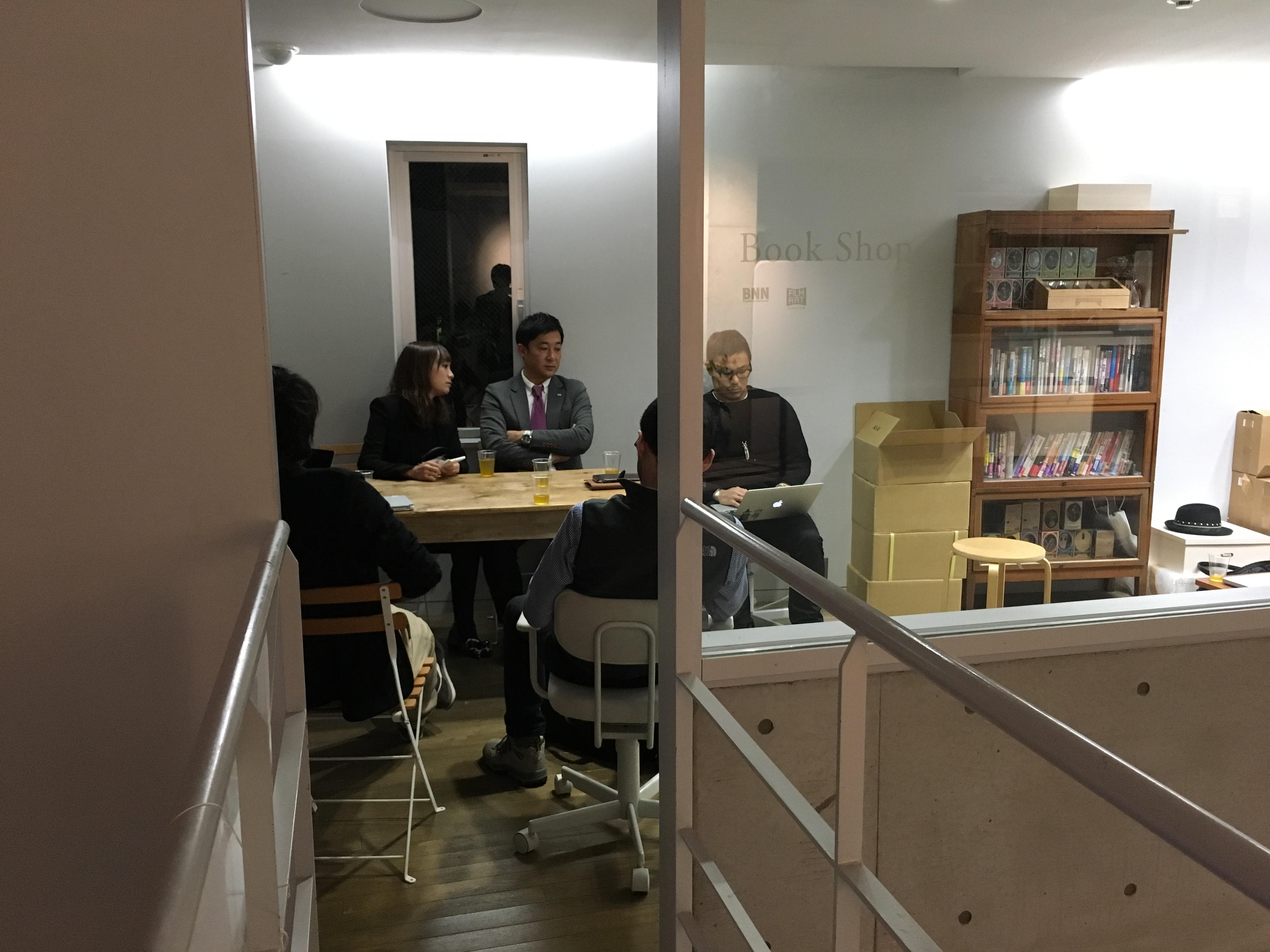 ▲舞台裏では、リクルートさま、ライフネット生命さま、竹村コーポレーションさま、パラドックスで顔合わせ。