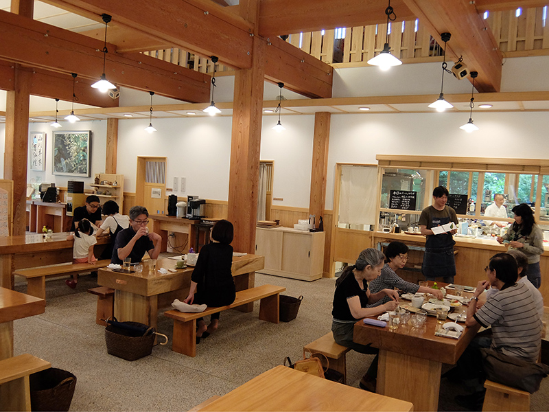 ▲建物の中は、温かみのあるケヤキ材で造られています。