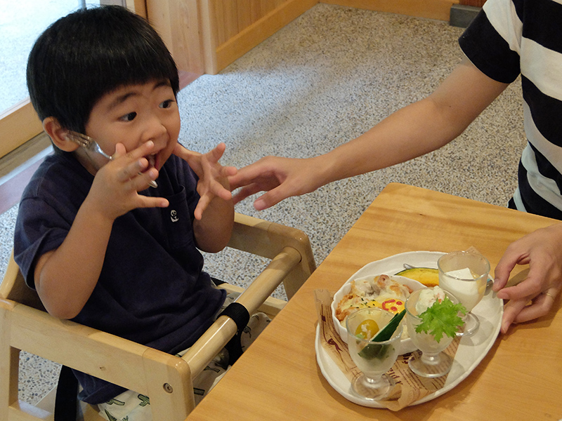 ▲おいしさを表現したポーズ‥‥?