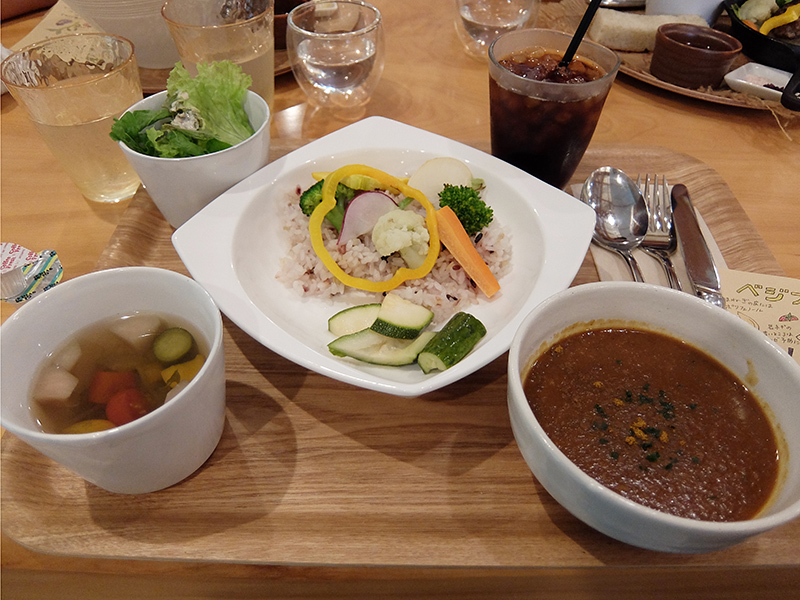 ▲お野菜たっぷりのカレー。スパイスが効いていておいしい。