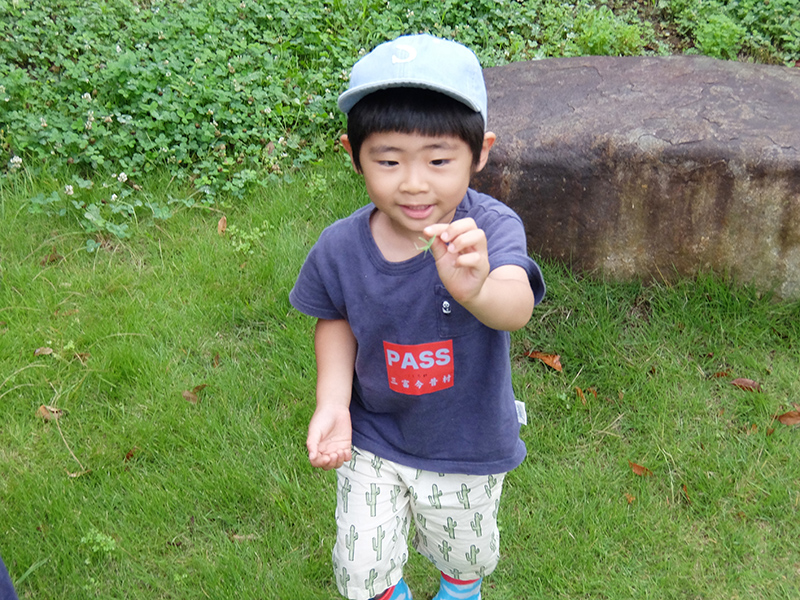 ▲さっそく、バッタを見つけたそうちゃん。捕まえたら、放してあげてね。