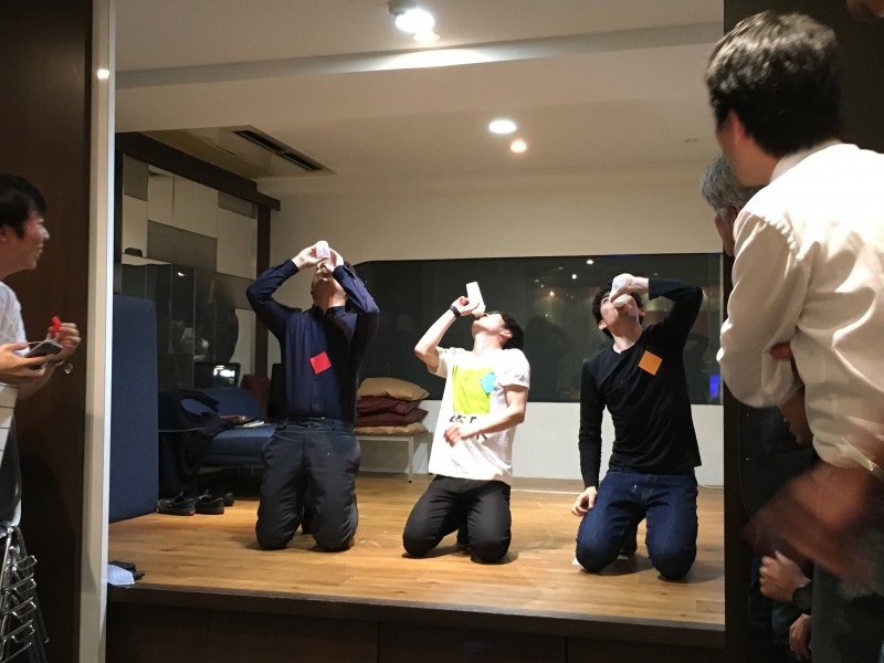 ▲なかなか出てこないミルクに苦戦!それにしてもすごい絵面です。