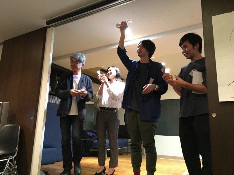 ▲おめでとうございまーす!賞品はルーキーの手作りクッキー。