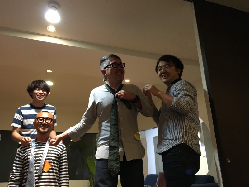 ▲自分で結ぶ時と同じようにやろうと試みる頭脳派チームも現れました!