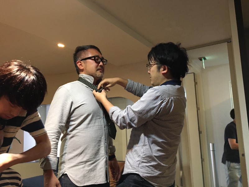▲「あれ!?どうやって結んでたっけ!?」いつもとは違う向きに男性陣も苦戦!