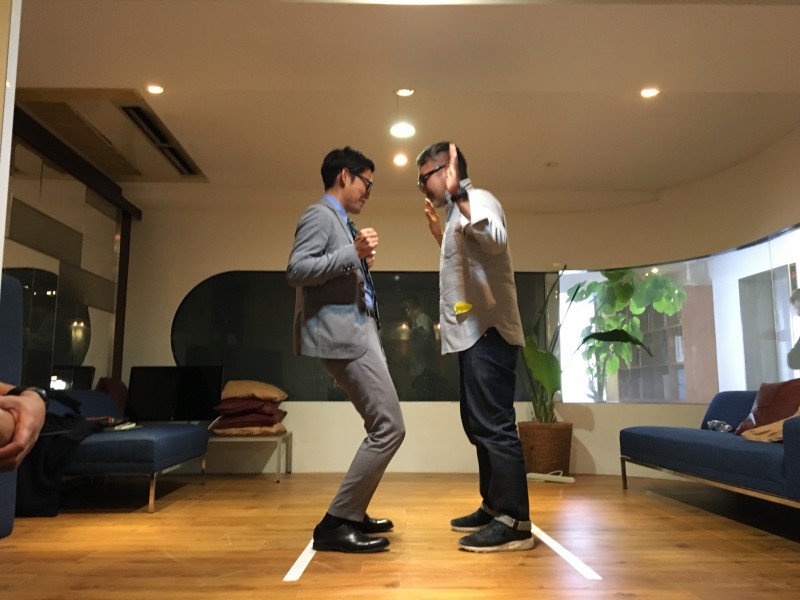 ▲プルプル震えながらも耐えるお父さんたち。