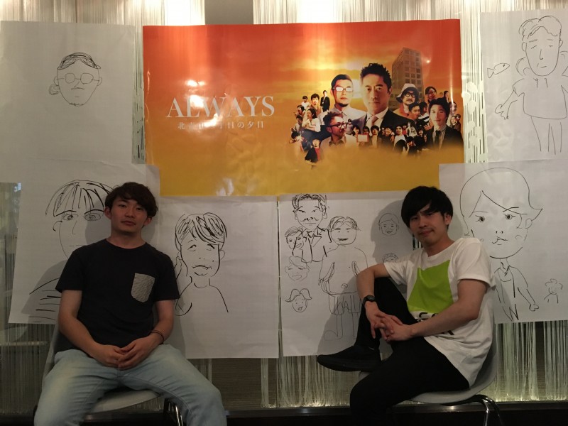 ▲似顔絵と記念撮影をするルーキー。キメていますね〜。