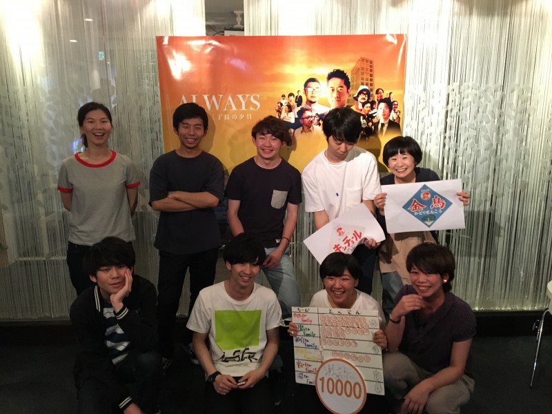▲片付けを終えて、ポスターの前で記念撮影をするルーキー。いい笑顔!