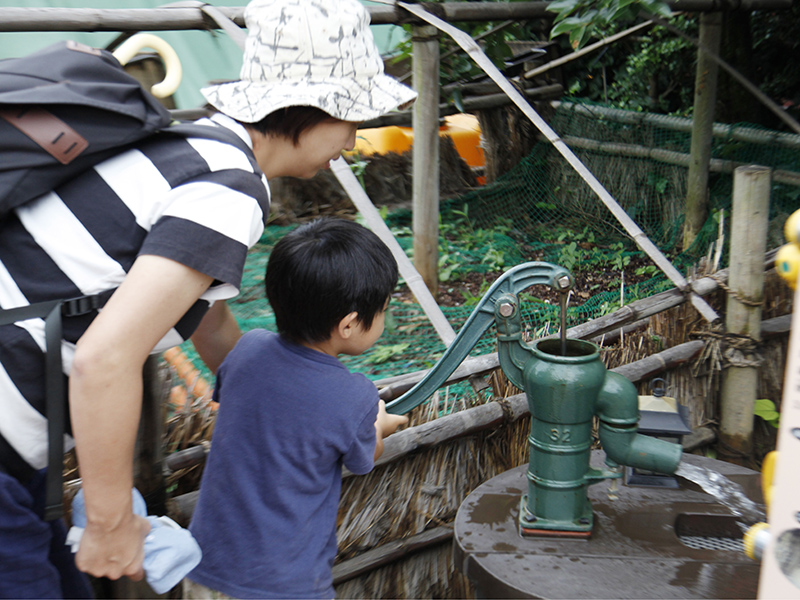 ▲井戸だってちゃんと水が出ます。そうちゃん、何回水を汲み上げても飽きません。