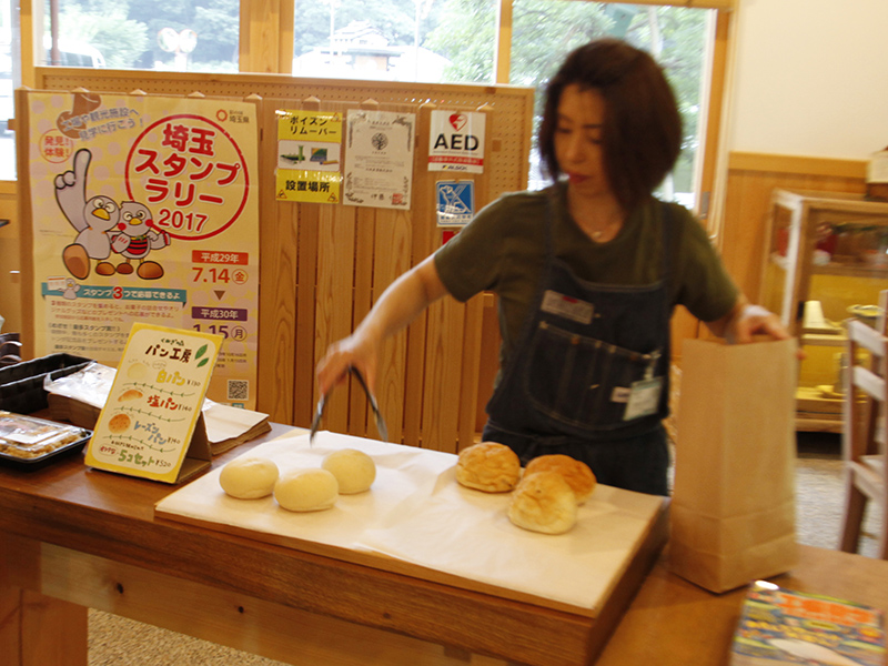 ▲帰り道のおやつに、手作りパンを購入。