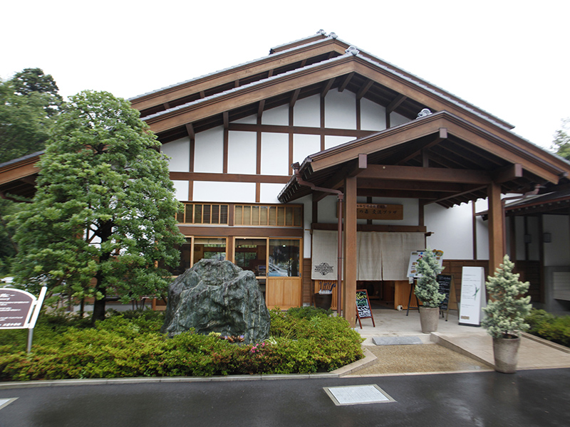 ▲ここが三富今昔村の玄関口。交流プラザと呼ばれるこの建物は、埼玉で盛んだった養蚕農家の建物を復元したもの。受付などもこちらで行ってくれます。