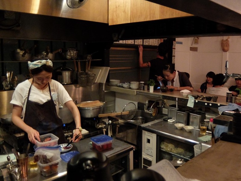 ▲お店の中はこんなかんじです。女将さんたちが笑顔で素早く対応してくださいます。
