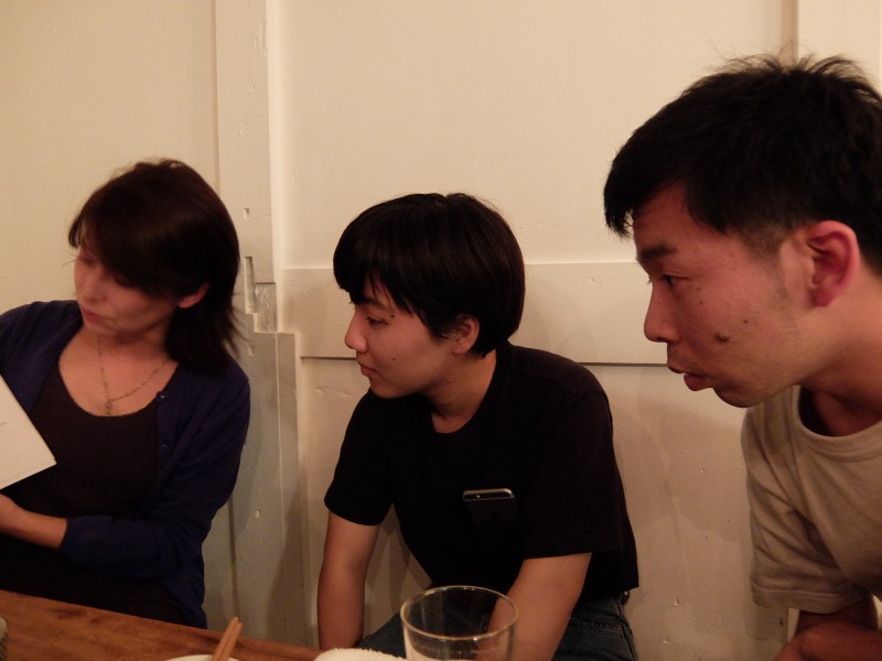 ▲真剣にりかさんの説明を聞くルーキーたち。