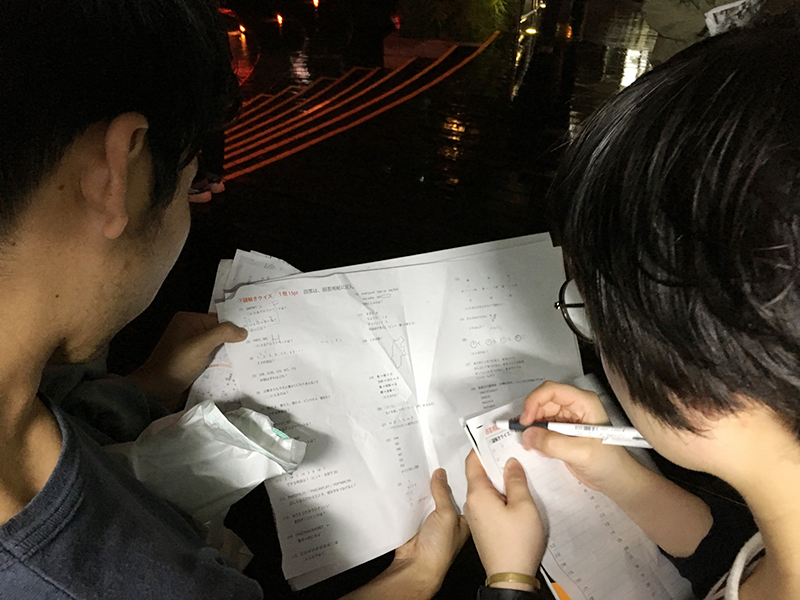 ▲現金に代わるポイントをためるため、メンバーみんなで出された問題を解いたり‥‥