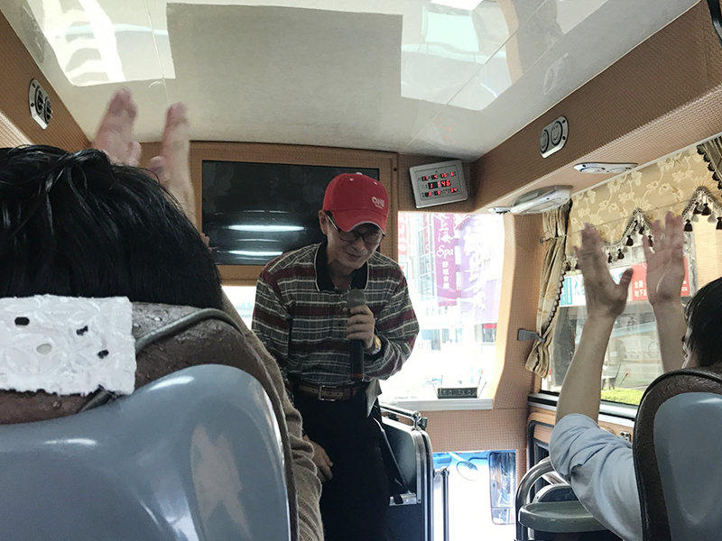 ▲到着した私たちを迎えてくれた台湾人ガイドのホウさん。日本語もお話もお上手です。
