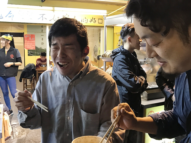 ▲う〜ん、この表情は美味しいのか、そうでないのか‥‥