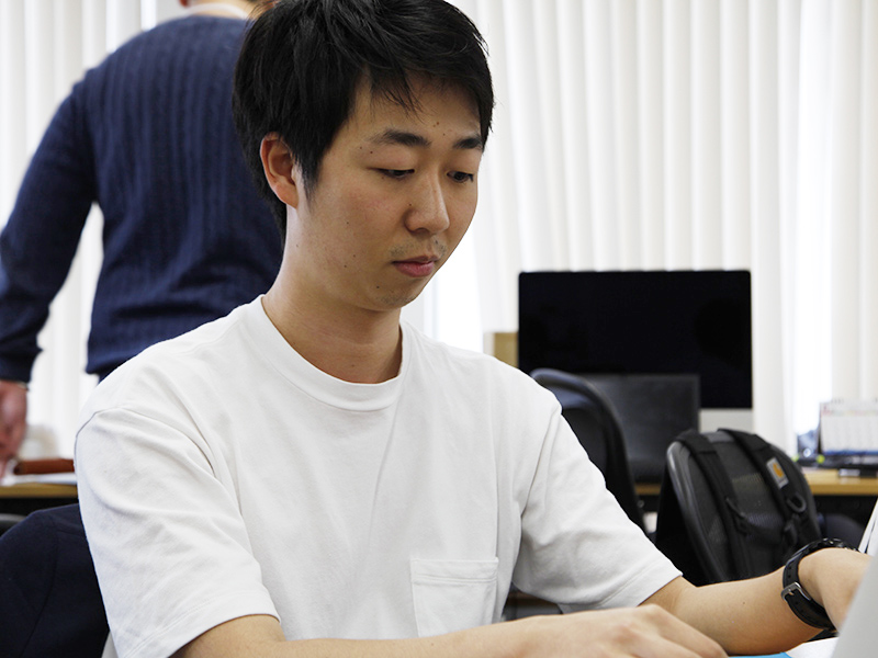 ▲ 近くで真面目に作業していた新入社員の趙(チョウ)。