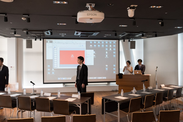 ▲ここが会場。司会担当のメンバーや企画運営のチームが準備をしています。