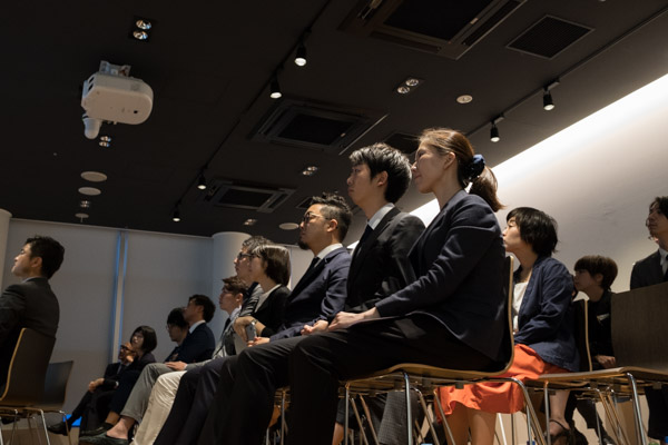 ▲若手社員にとっては、先輩社員の仕事をよく知る場でもあります。