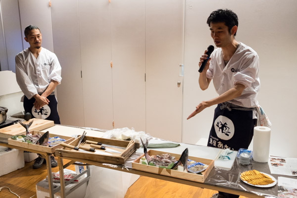 ▲代表の浅井さん(右)から今日のお魚についてのご説明が。