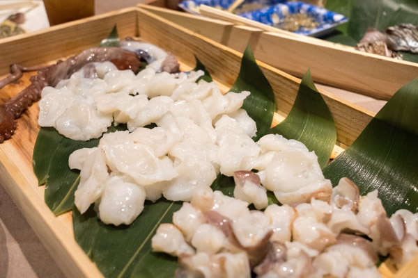 ▲どんどん新鮮な料理が運ばれてきます。
