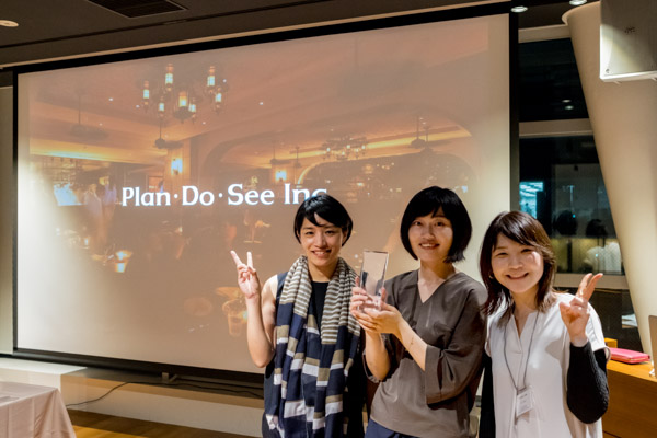 ▲Plan・Do・Seeさまのご担当者の方(左右)と担当したディレクターの山田(中央)で記念撮影!おめでとうございます!