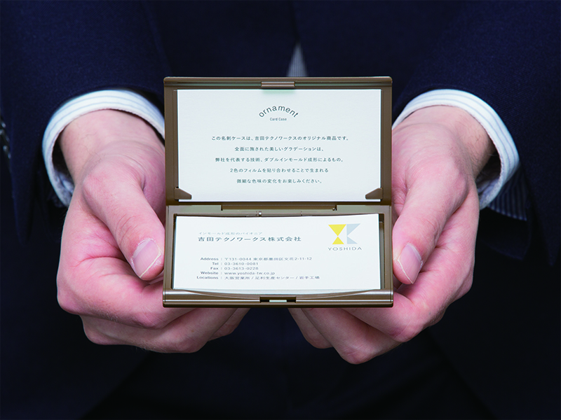 ▲オリジナル商品である名刺ケースの中に、名刺を模した表紙の企業案内が入っています