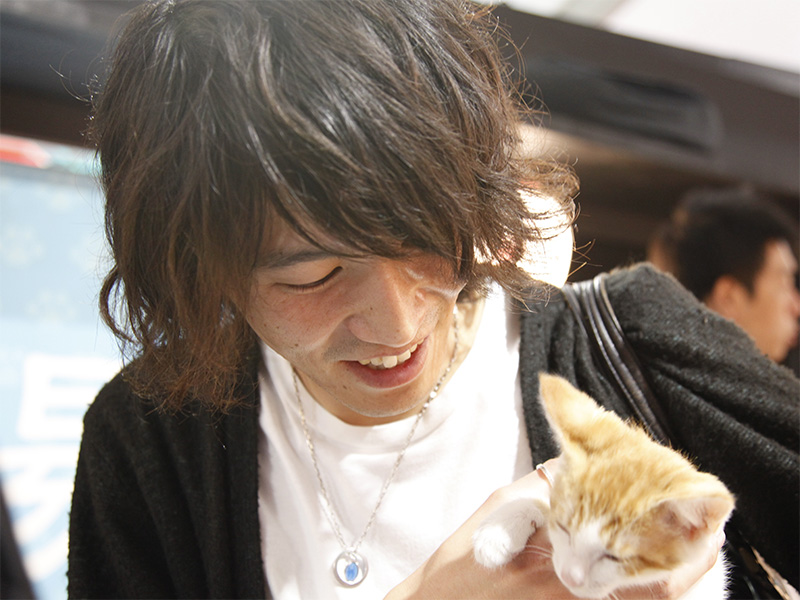 ▲いつもはクールなメンバーも、ねこがかわいすぎてこの表情。(※期間中の抱っこはNG)