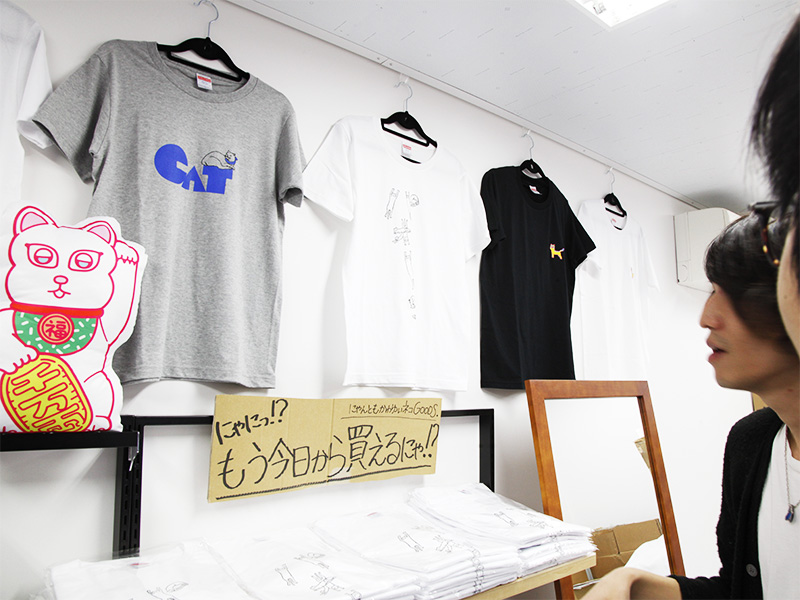 ▲建物の出入り口では、グッズ売り場もあります。たくさんの種類がある!