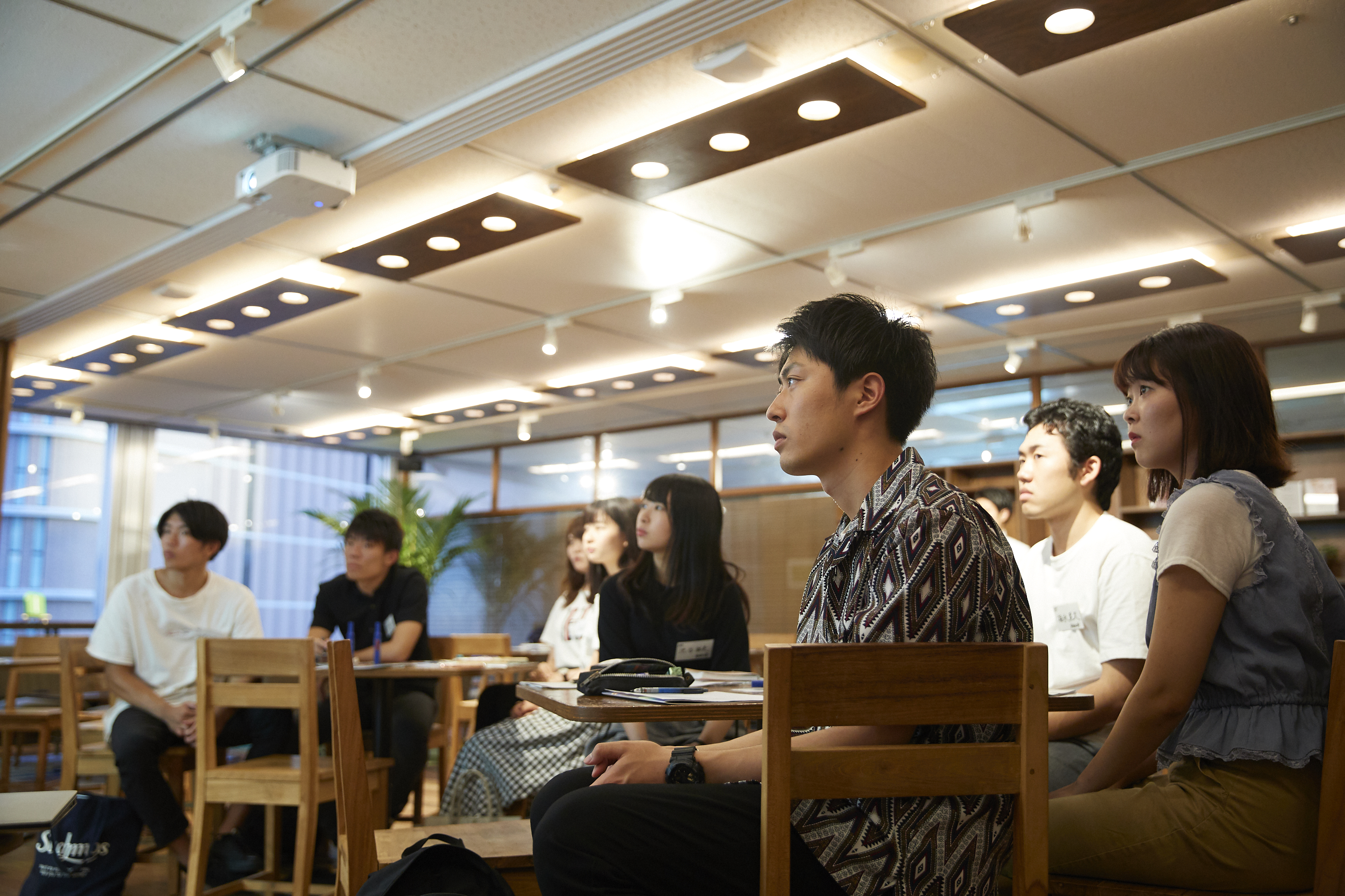 ▲カジュアルな服装で肩の力を抜きながらも、真剣に話を聞く学生たち。