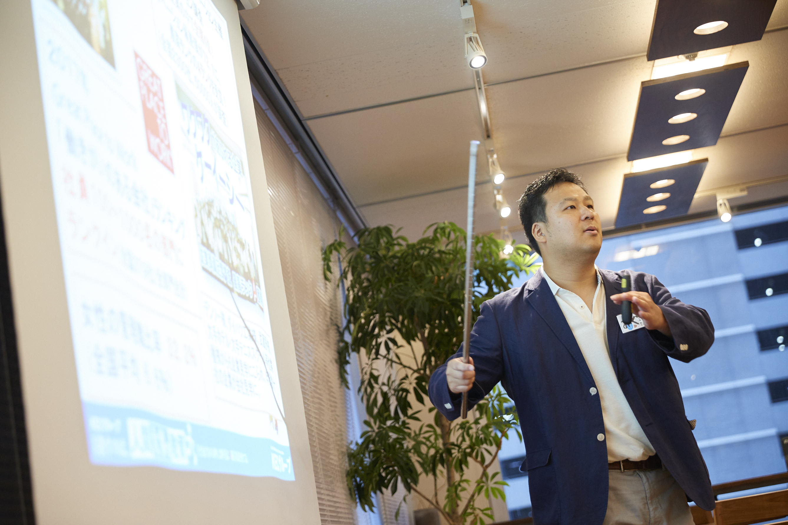 ▲自前の伸びる指示棒を駆使しながらご説明いただいております。