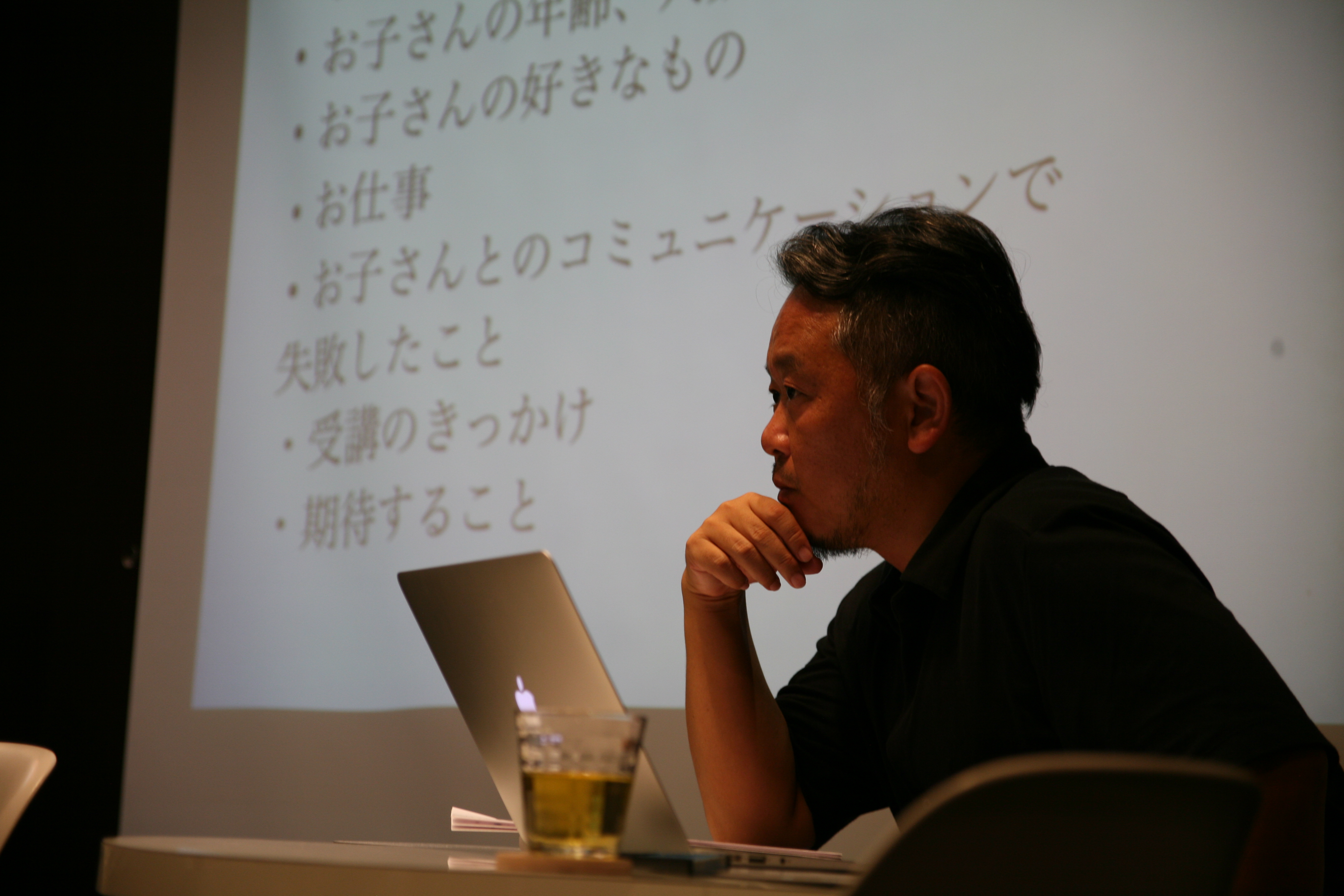 ▲みなさんのお話を真剣にきく布施。(普段の笑顔の多い布施を知っている私にとって、新鮮な表情です!)