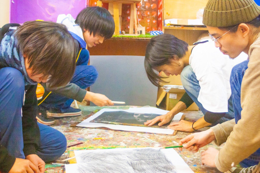 ▲日頃のVisions Paletteはこんな感じ。右奥はVisions Palette代表・安井鷹之介先生。右手前は学生スタッフの早田憲二郎先生。小学生の生徒さんに制作プロセスのレクチャーをしている様子です。