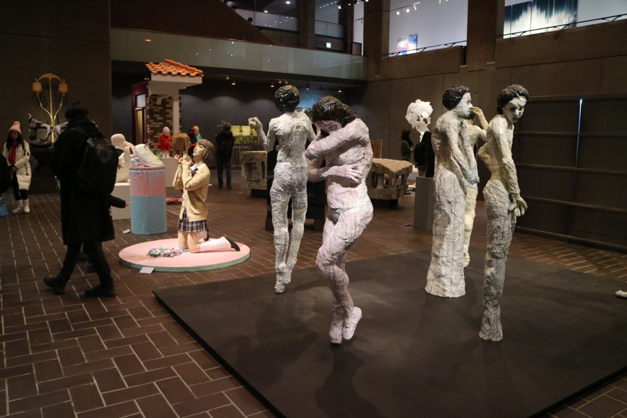 ▲彫刻科の展示の様子。手前にあるのはVisions Palette代表・安井鷹之介先生の作品です。