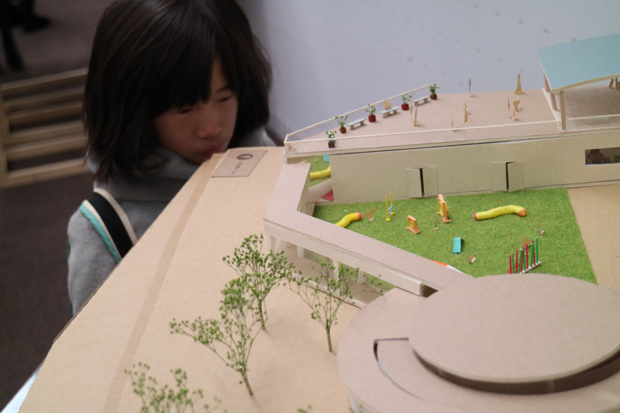 ▲建築科の展示にて。作品に意識を集中させています。小さな人になった気分?