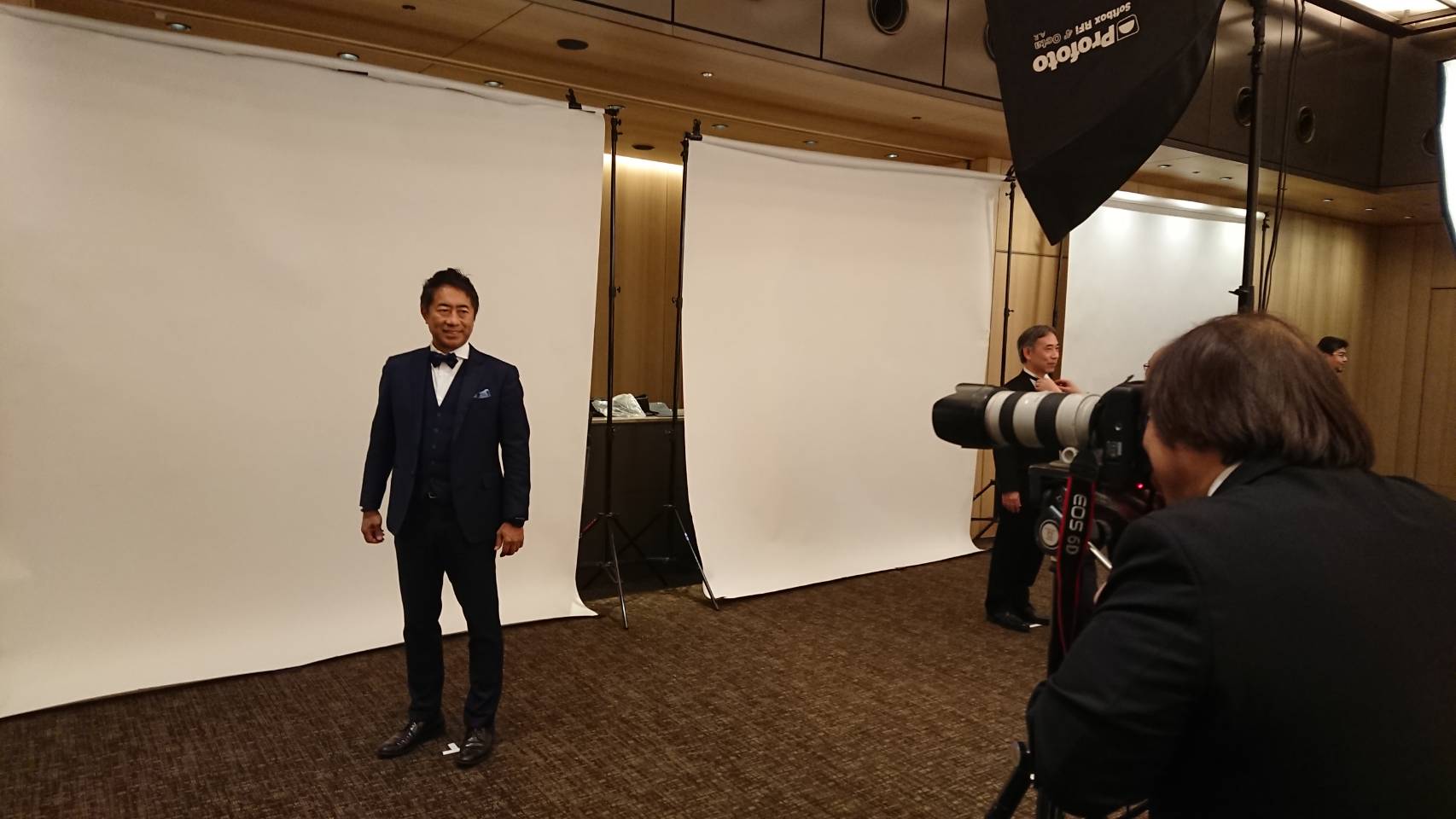 ▲Charming Chairmanとして記念写真撮影中の鈴木!
