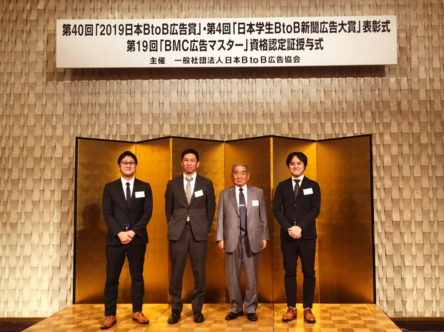 ▲株式会社アーチ電工様(中央のお二人)とパラドックスのメンバー