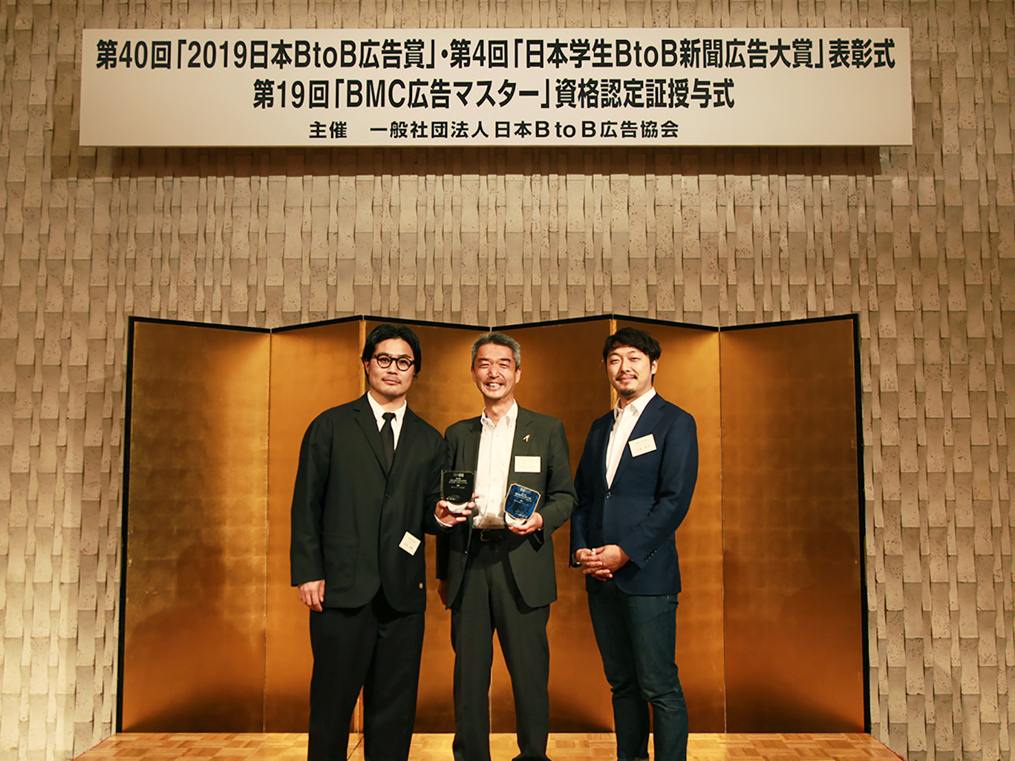 ▲株式会社湘南ベルマーレ 代表取締役社長水谷様(中央)とパラドックスのメンバー